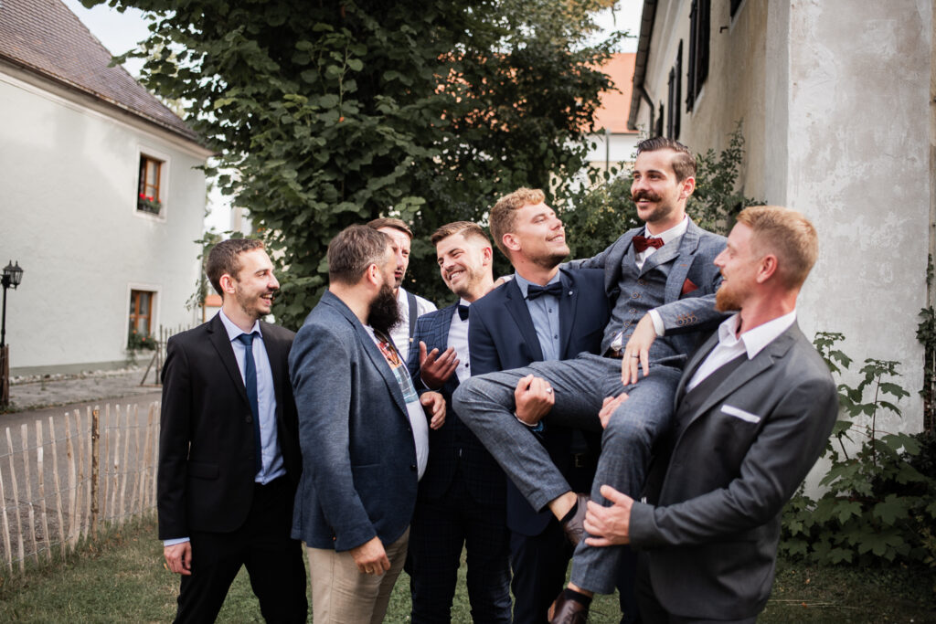 Bräutigam mit seinen Groomsmen in Hemau.
