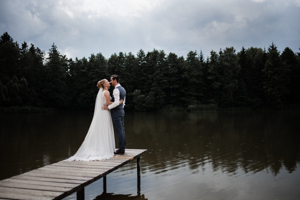 Brautpaar am See in der Nähe von Hemau