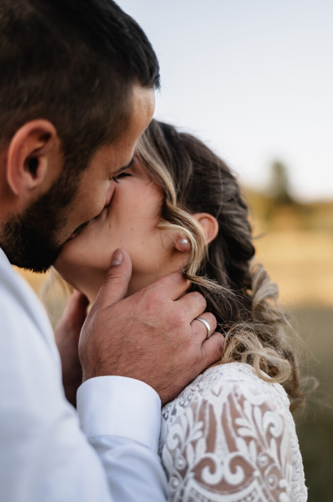 Hochzeitspaar am Walberla beim After-Wedding-Shooting. Festgehalten von der Hochzeitsfotografin Kristina Reinartz aus Nürnberg. Hochzeitsfotograf Bayern