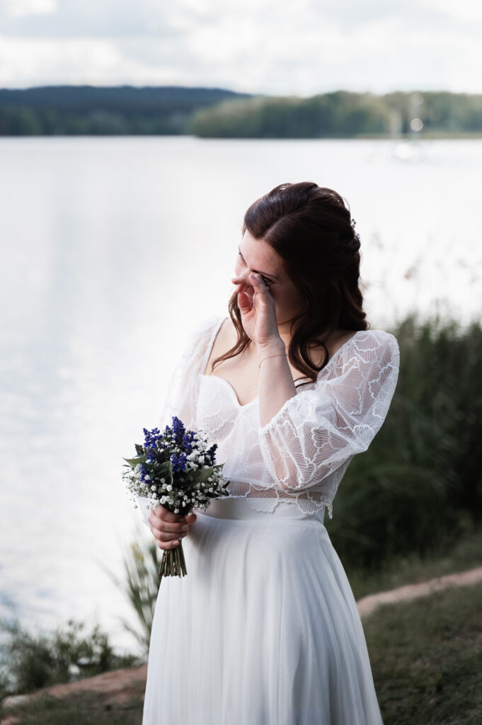 Freie Trauung am Brombachsee. Braut zu Tränen gerührt.