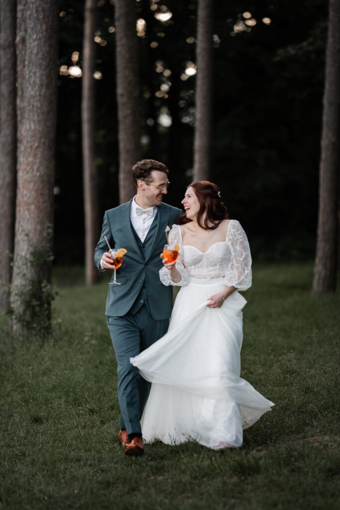 Natürliches Hochzeitsfoto eines Brautpaares am Brombachsee mit Aperol.